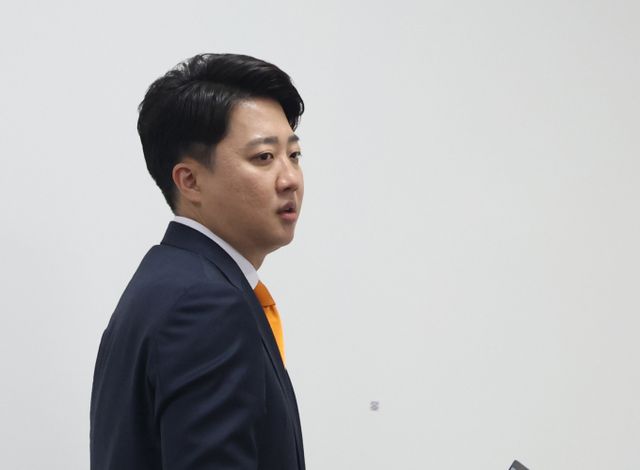 이준석 개혁신당 대표는 윤석열 대통령 지지율이 취임 후 최저인 23%를 기록한 데 대해 "윤 대통령의 지지층이 가정주부와 무직·은퇴층으로 좁혀졌다는 걸 의미한다"며 "회사를 다니거나 장사를 하는 분들은 다 대통령을 욕하고 있는 것"이라고 말했다.사진은 지난 19일 서울 여의도 국회에서 열린 최고위원회의에 참석한 이준석 개혁신당 대표. /사진=뉴스1