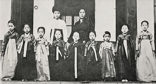 1989년 4월21일 덕혜옹주가 낙선재에서 눈을 감았다. 사진은 유치원 시절 덕혜옹주(앞줄 가운데). /사진=국립고궁박물관