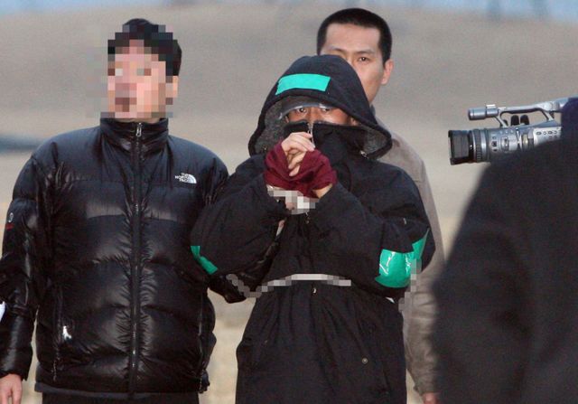 2009년 4월22일 10명을 살해한 연쇄살인범 강호순이 사형을 선고받았다. 사진은 지난 2009년 2월2일 강호순이 범행 현장 검증에 나선 모습. /사진=머니투데이