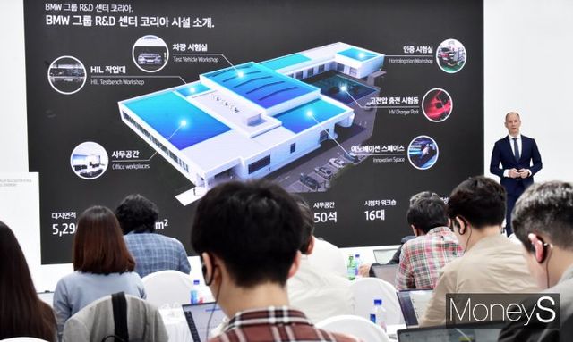 다니엘 보트 BMW그룹 부사장이 시설을 소개하고 있다. /사진=임한별 기자