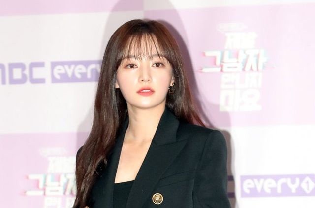 배우 송하윤의 학폭(학교폭력) 피해자라고 주장하는 A씨가 추가 폭로가 이어지면서 논란이 재점화됐다. 사진은 지난 2020년 11월 서울 마포구 상암동 MBC 사옥에서 진행된 MBC 에브리원 새 드라마 '제발 그 남자 만나지 마요' 제작발표회에 참석한 송하윤. /사진=뉴스1