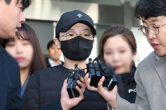 경법상 사기 혐의로 구속영장이 발부된 전청조의 부친도 같은 혐의로 실형을 선고받았다. 사진은 지난해 12월 서울 송파구 송파경찰서에서 서울동부지검으로 송치되고 있는 전청조. /사진= 뉴시스 