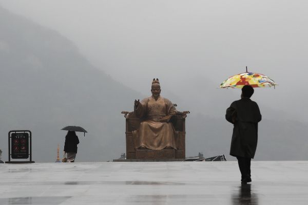 오는 24일 전국적으로 비가 예보됐다. 사진은 지난 16일 오전 봄비가 내리는 서울 광화문광장. /사진=뉴스1 