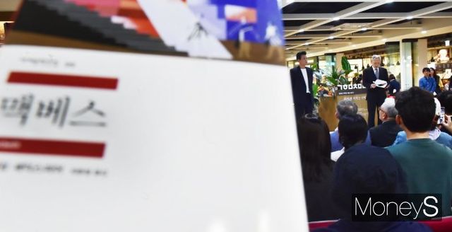 ▲ 맥베스 낭독하는 유인촌 문체부 장관과 배우 황정민