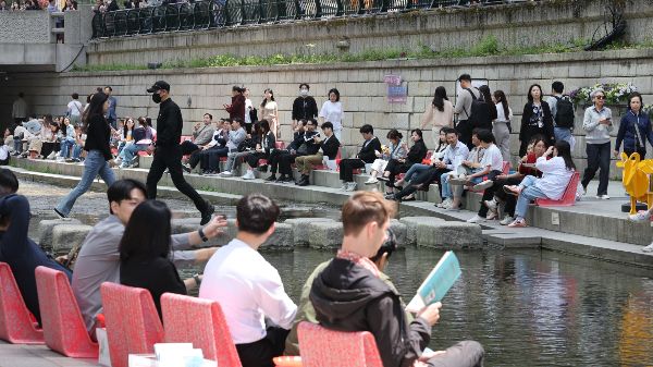 26일은 일교차가 큰 초여름 날씨가 될 것으로 보인다. 사진은 낮 최고기온이 25도까지 오랐던 지난 18일 오후 서울 중구 청계천. /사진=뉴스1