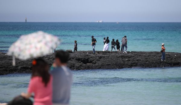 오는 26일 낮 최고기온이 27도를 웃도는 곳도 있을 전망이다. 사진은 25일 오후 제주시 한림읍 협재해수욕장. /사진=뉴시스