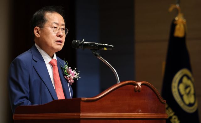 홍준표 대구시장이 대한축구협회를 강도높게 비판했다. 사진은 최근 한 행사에서 발언하는 홍 시장. /사진=뉴시스