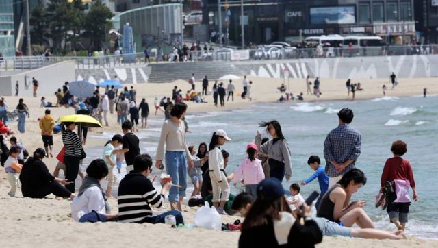 27일 전국적으로 초여름 같은 날씨가 이어질 예정이다. 사진은 지난 14일 부산 해운대구 해운대해수욕장을 찾아 나들이를 즐기고 있는 시민과 관광객. /사진= 뉴시스 