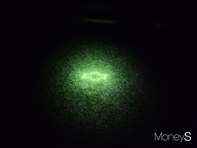 쉐보레 더 뉴 트레일블레이저의 보타이 프로젝션. 저곳을 발로 차면 트렁크 게이트가 자동으로 열린다. /사진=박찬규 기자