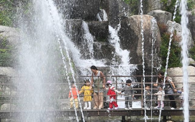 오는 27일 초여름 날씨를 보일 예정이다. 사진은 26일 경기 안산시 노적봉인공폭포공원을 찾아 시원하게 쏟아지는 폭포수를 바라보며 산책하고 있는 어린이들. /사진= 뉴시스 