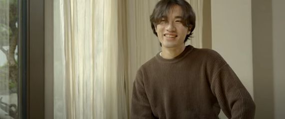 한 손으로 기타 치는 고우현이 신곡 앨범 '모닥불'을 공개했다. 사진은 모닥불 뮤직비디오 일부. /사진= 유튜브 '미러볼 뮤직' 캡처 