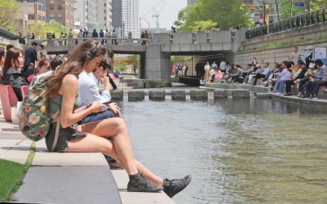 28일은 낮 기온이 최고 30도까지 오를 것으로 보인다. 사진은 지난 18일 서울 청계천에서 시민들이 더위를 피하는 모습. /사진=뉴스1