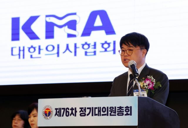 임현택 대한의사협회 회장 당선인이 현 의료사태에 대해 강경한 입장을 보였다. 임현택 대한의사협회장 당선인이 28일 서울 더케이호텔에서 열린 대한의사협회 제76차 정기대의원총회에서 당선인 인사를 하고 있다. /사진=뉴시스