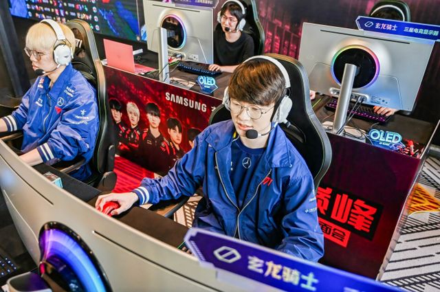 삼성전자와 파트너십을 맺은 프로게이머 페이커 등 T1 선수단이 중국 오디세이 팬들과 이벤트 매치를 진행하고 있다. / 사진=삼성전자