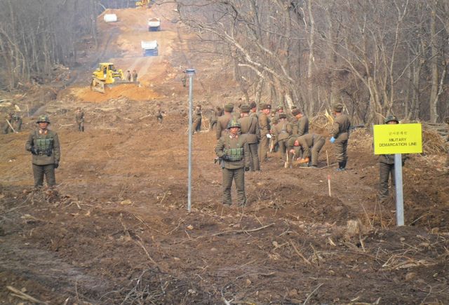 북한이 강원도 철원군 화살머리고지 인근 비무장지대(DMZ) 내 전술도로에도 지뢰를 매설하며 남북을 잇는 도로를 사실상 모두 막았다. 사진은 지난 2018년 11월22일 남북군사당국이 '판문점선언 이행을 위한 군사분야 합의서'에 따라 공동유해발굴의 원활한 추진을 위해 강원도 철원 '화살머리고지' 일대에서 남북 도로개설 작업을 추진하는 모습. /사진=뉴스1(국방부 제공)