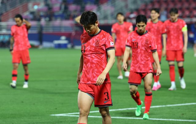 한국 남자 축구대표팀이 2024 파리올림픽 본선진출에 실패하면서 여자핸드볼을 제외한 구기 종목들을 대회에서 볼 수 없게 됐다. 사진은 지난 26일(한국시각) 인도네시아에 패해 올림픽행이 좌절된 이후 아쉬워하는 한국 남자 축구 선수들. /사진=뉴시스