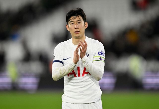 토트넘 홋스퍼가 3일(한국시각) 2023-24 잉글랜드 프리미어리그(EPL) 31라운드 웨스트햄전을 앞두고 손흥민의 400경기 출장을 축하하는 애니메이션과 포스터를 공개했다. 사진은 이날 400경기 출전 기록을 달성한 손흥민. /사진=로이터