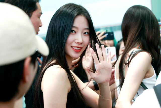 하이브가 이번에도 르세라핌(LE SSERAFIM) 열애설과 관련해 초고속 부인했다. 사진은 지난해 7월 인천국제공항을 통해 마카오로 출국한 룹 르세라핌 카즈하. /사진=뉴스1