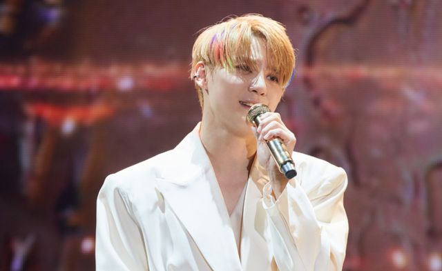 가수 김준수가 지상파 출연을 알렸다. 사진은 지난 2022년 3월 미니앨범 발매 기념 온·오프라인 콘서트 KIMJUNSU 2022 CONCERT 'DIMENSION'에서 공연을 펼친 가수 김준수. /사진=팜트리아일랜드제공