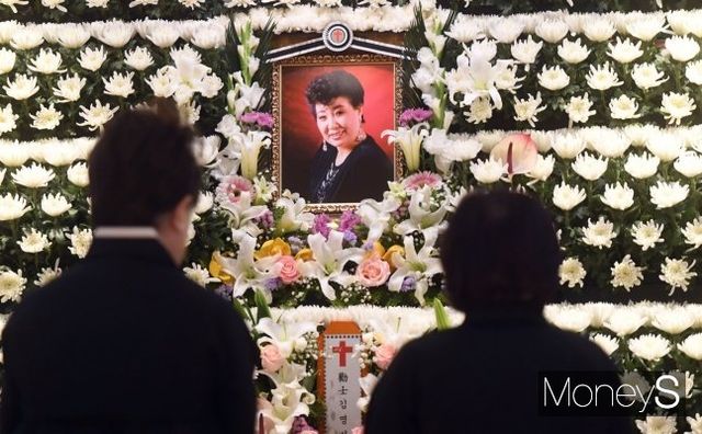 원로가수 현미가 세상을 떠난 지 1년이란 세월이 흘렀다. 사진은 지난해 4월7일 서울 중앙대학교병원 장례식장에 마련된 원로가수 고(故) 현미(본명 김명선)의 빈소. /사진=장동규 기자