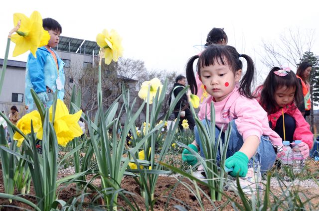 식목일을 하루 앞둔 오는 4일 전국이 흐리고 전라권에는 비가 계속헤서 내릴 것으로 보인다. 사진은 3일 오후 서울 강동구에서 열린 식목일 기념 '동행매력 정원도시 서울' 만들기 행사에 참여한 어린이 모습. /사진=뉴스1