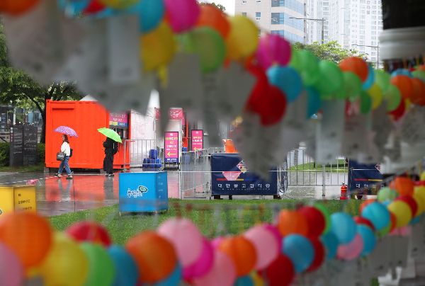 1일 영호남과 제주 지역에는 비가 내리다 그칠 전망이다. 사진은 지난달 29일 오후 봄비가 내리는 부산 부산진구 송상현광장 부산연등회. /사진=뉴스1
