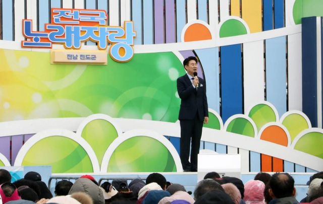 KBS 장수 음악프로그램인 '전국노래자랑'의 진행자가 남희석으로 바뀐 가운데 시청률이 하락한 것으로 나타났다. 사진은 지난 3월 전남 진도 제44회 신비의 바닷길 축제에서 열린 KBS 전국노래자랑 진도편 녹화장에서 리허설을 하고 있는 남희석. /사진= 뉴스1 