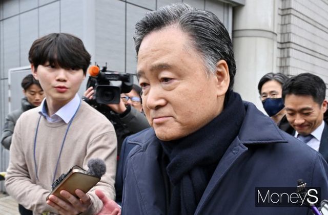 파리바게뜨 제빵기사에 노조 탈퇴를 강요했다는 혐의를 받는 허영인 SPC그룹 회장이 4일 구속영장 심사를 받는다. 사진은 지난 2월 서울 서초동 서울중앙지방법원에서 법정을 나서는 허영인 SPC그룹 회장. /사진=임한별 기자