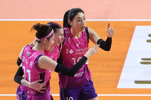 김연경 소속사 라이언앳이 오는 6월8일 김연경의 국가대표 은퇴식 행사를 진행한다고 밝혔다. 사진은 지난달 26일 정관장과의 경기에 출전한 김연경이 엄지를 들어올리는 모습. /사진=뉴스1