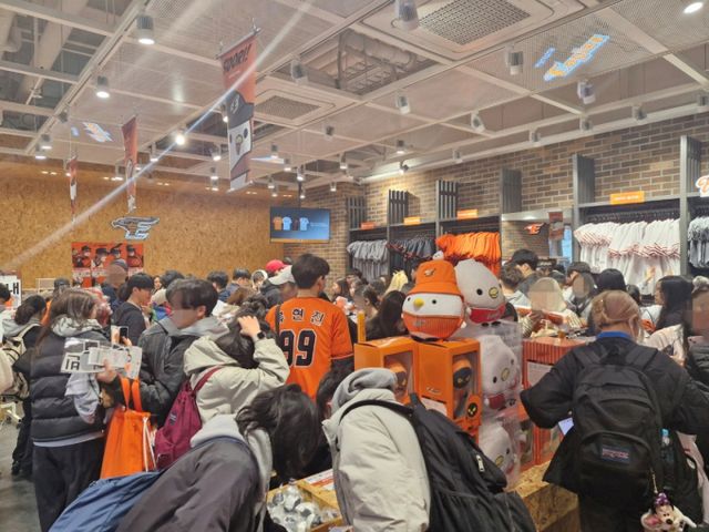 형지엘리트가 공급하는 한화이글스의 굿즈 매출이 증가하고 있다. 한화이글스 홈구장 ‘한화생명 이글스파크’ 내 공식 상품 매장에서 팬들이 굿즈를 구입하고 있다. /사진=형지엘리트