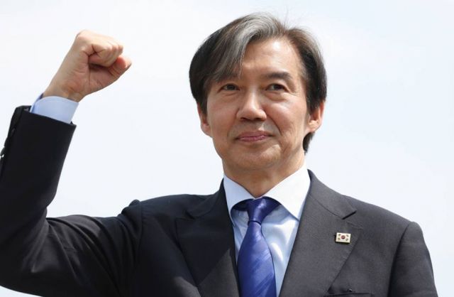 조국 조국혁신당 대표가 더불어민주당이 원내교섭단체 조건을 15석까지 낮출 것에 대한 기대를 내비췄다. 사진은 지난 4일 오후 서울 용산구 효창공원역 인근에서 서울시민과 함께 행사에 참석해 인사하고 있는 조국 대표. /사진= 뉴스1