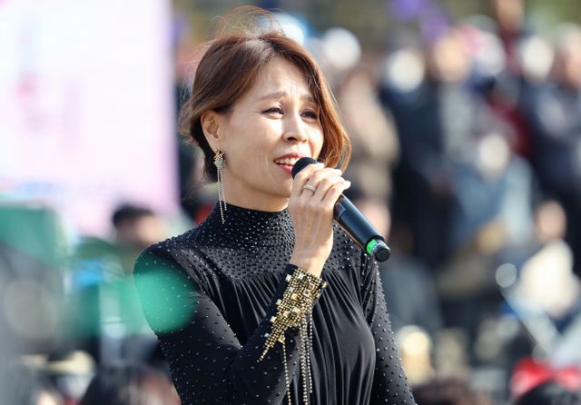 뮤지컬 스타 최정원이 남편의 '빚투' 소식과 함께 별거·이혼 중임을 알렸다. 사진은 최근 최정원이 서울 노원구 한국성서대학교 옆 당현천 바닥분수 일원에서 열린 '2024년 당현천 벚꽃음악회'에 참석해 공연을 펼치던 모습. /사진=뉴스1(노원구청)