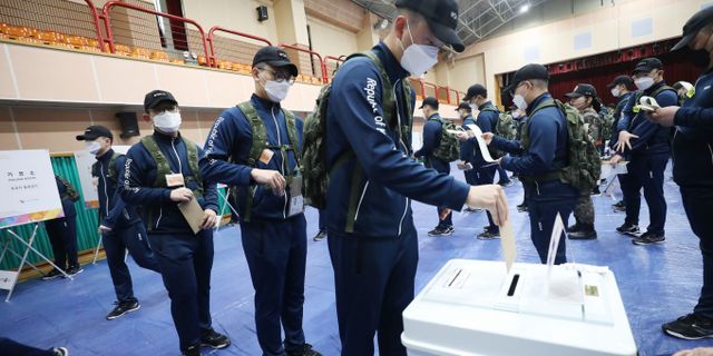 제22대 국회의원 선거 사전투표 첫 날인 5일 오전 11시 투표율이 5.09%로 집계됐다. 사진은 5일 오전 충남 논산시 연무체육관에 마련된 연무읍 제2사전투표소에서 육군훈련소 훈련병들이 투표하는 모습. /사진=뉴스1