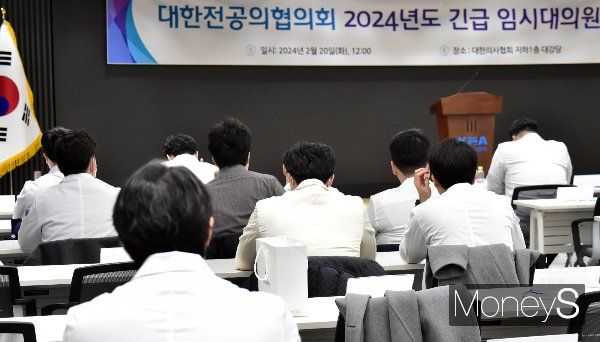 류옥하다 대전성모병원 사직 전공의가 박단 대한전공의협의회 비상대책위원장으로부터 페이스북 차단을 당했다며 비판하면서 전공의들 사이에서도 갈등의 골이 깊어지고 있다. 전공의들이 본격 업무를 중단한 지난 2월20일 서울 대한의사협회에서 대전협 긴급 임시 대의원총회가 개최되고 있다. /사진=임한별 기자