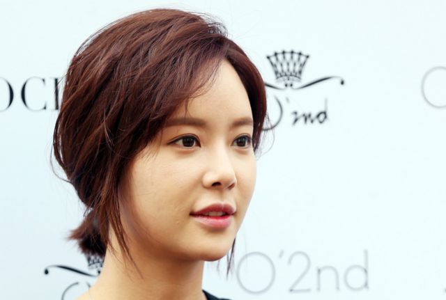 남편 이영돈씨의 외도 폭로를 이어가던 배우 황정음이 엉뚱한 비연예인을 상간녀로 지목해 소속사까지 나서 사과하는 일이 발생했다. 사진은 지난 2015년 4월 서울 강남구 신사동 도산공원 에슐린 라운지에서 열린 세컨 소사이어티(SECOND SOCIETY) 브랜드 북 발간 행사에 참석한 배우 황정음. /사진=머니투데이