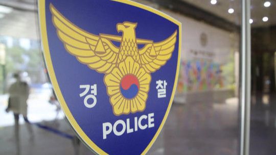 숨진 채 발견된 8세 남아가 아동학대 의심 신고가 접수된 것으로 드러났다. 사진은 경찰 마크. /사진=뉴시스