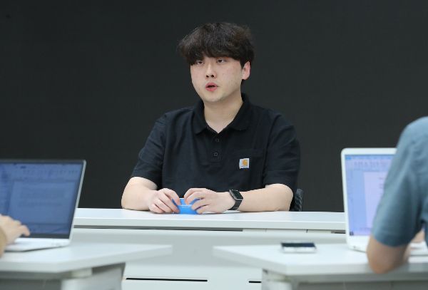 윤석열 대통령과 박단 대한전공의협의회 비상대책위원장의 만남 이후 의료계 내부에서 박 위원장에 대한 비판 여론이 커지고 있다. 박 위원장이 지난해 8월 서울 대한의사협회 회관 대강당에서 열린 '제27기 대한전공의협의회 회장 선거 개표'에서 당선 후 기자들과 인터뷰를 하고 있다. /사진=뉴시스