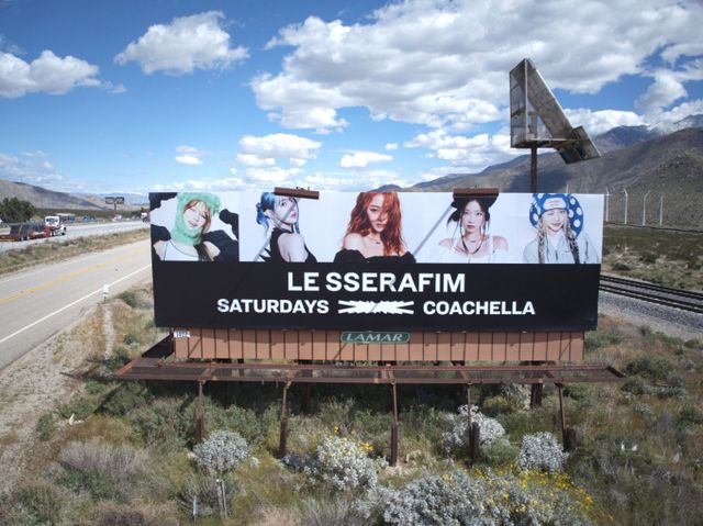 미국 코첼라 공연을 앞둔 르세라핌이 현지 옥외광고에 등장했다. /사진=뉴시스(쏘스뮤직)