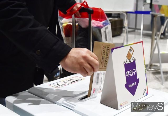 사전투표 둘째날 오전 11시 기준 누적 투표율이 20.51%로 집계됐다. 사진은 사전투표 첫날인 지난 6일 서울 서초구 내곡동 사전투표소 모습. /사진=임한별 기자