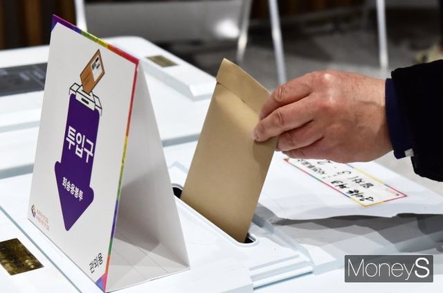 행안부가 사전투표 투표율 부풀리기 의혹을 부인했다. 사진은 사전투표 첫날인 지난 5일 인천국제공항 제2터미널에 마련된 운서동 제3사전투표소. /사진=임한별 기자