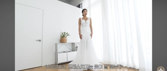 유튜버 제이제이가 오는 5월 줄리엔강과 결혼을 앞두고 10만원대 저가 드레스를 골랐다. /사진=제이제이 유튜브 채널 캡처(뉴시스)