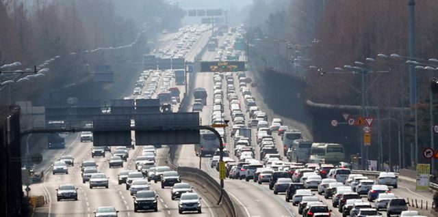 봄 나들이객 증가로 전국 고속도로가 혼잡하다. 사진은 경부고속도로 잠원 나들목 인근 모습. /사진=뉴시스