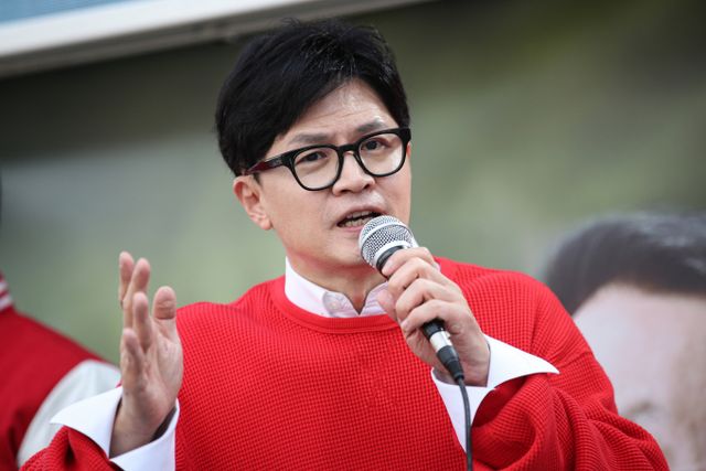  한동훈 국민의힘 비상대책위원장 겸 총괄선거대책위원장이 6일 부울경 격전지와 대구를 찾는다. 사진은 한 위원장이 사전투표 둘째 날인 6일 경남 거제시 고현사거리에서 열린 ‘국민의힘으로 거제살리기’ 지원유세에서 서일준(경남 거제시) 후보의 지지를 호소하던 모습. /사진=뉴스1