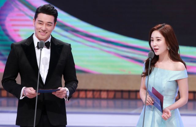 배우 이태곤이 결혼까지 생각한 여성을 고백했다. 사진은 배우 이태곤, 방송인 최희가 '제27회 한국 PD 대상 시상식'에 시상자로 참석해 미소를 짓고 있다. 사진은 기사 내용과 무관함/사진=스타뉴스(뉴스1)