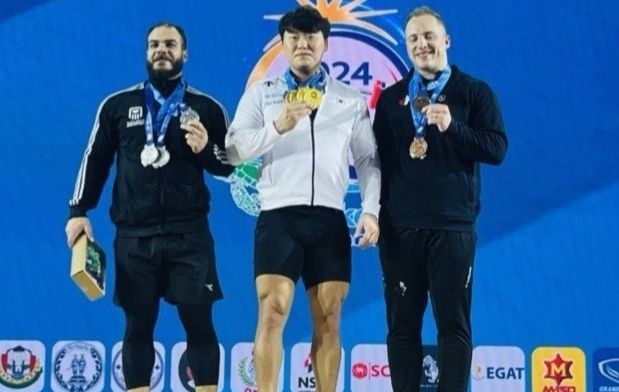 원종범(강원도청)이 태국 푸켓에서 열린 IWF월드컵 남자 96㎏급에서 인상 170㎏과 용상 219㎏을 들어올려 합계 389㎏을 기록했다. 사진은 이날 3관왕을 차지한 원종범(가운데). /사진=대한역도연맹 제공