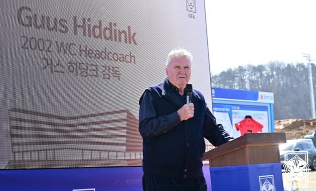 거스 히딩크 전 감독이 오는 17일 tvN 예능 프로그램 '유 퀴즈 온 더 블럭'에 출연한다. 사진은 지난달 31일 충남 천안시 축구종합센터 건설현장을 방문한 히딩크 전 감독. /사진=뉴스1(대한축구협회 제공)