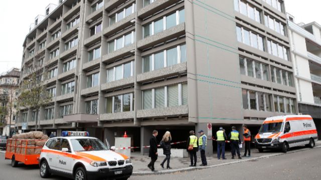 23세 미국 여성이 온라인 채팅방 등에서 나이를 속인 채 10대 소년들과 부적절한 관계를 맺은 혐의로 경찰에 체포됐다. 사진은 지난 2017년 11월20일 경찰차 한대가 미국 영사관 사무실을 지나가는 모습. /사진=로이터