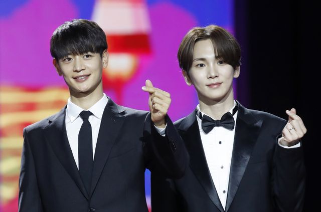 그룹 샤이니 키, 민호가 SM엔터테인먼트(이하 SM)와 든든한 동행을 이어간다. 사진은 지난해 12월 '2023 SBS 가요대전' 레드카펫 행사에 참석한 샤이니 멤버 민호와 키(왼쪽부터). /사진=뉴스1