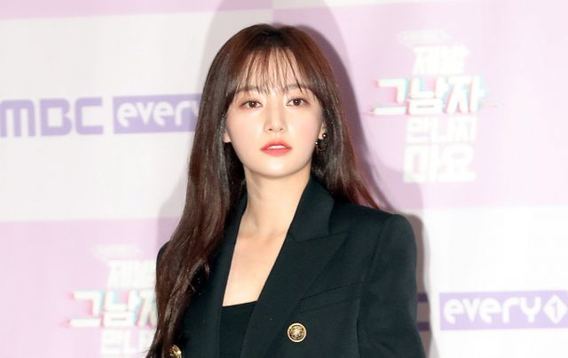 배우 송하윤이 집단폭행에 직접 가담했다는 피해자의 주장이 새롭게 나왔다. 사진은 지난 2020년 10월 서울 마포구 상암동 MBC 사옥에서 진행된 MBC 에브리원 새 드라마 '제발 그 남자 만나지 마요' 제작발표회에 참석한 배우 송하윤. /사진=머니투데이