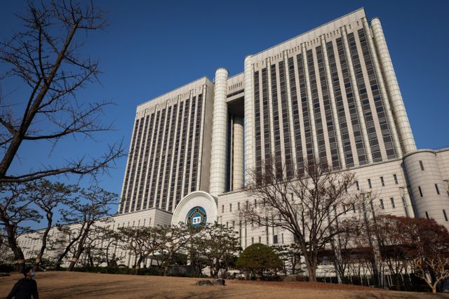 서울 강남 도로에서 음주·무면허 상태로 운전해 단속에 걸리자 타인 행세를 한 20대 남성에게 실형이 선고됐다. 사진은 서울중앙지법 전경. /사진=뉴스1